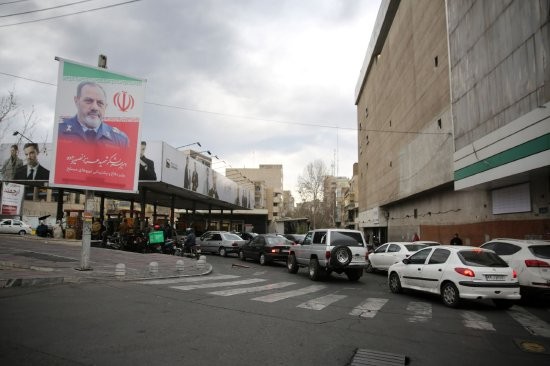 3月8日，德黑兰石油储存设施遭到袭击后，车辆在加油站排队加油。